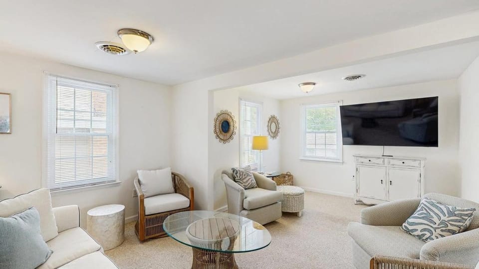 Rehoboth Beach Gem - Porch Washer & Dryer Walk to Beach Apartment in Henlopen Acres