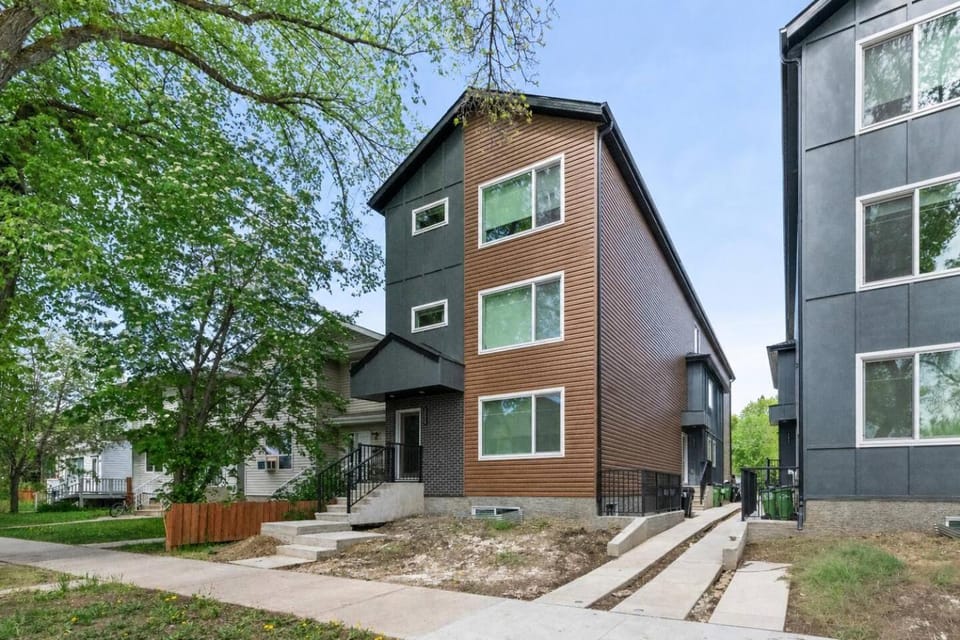 Stylish 1BR Guest Suite | Near UofA, Whyte & DT Bed and Breakfast in Edmonton