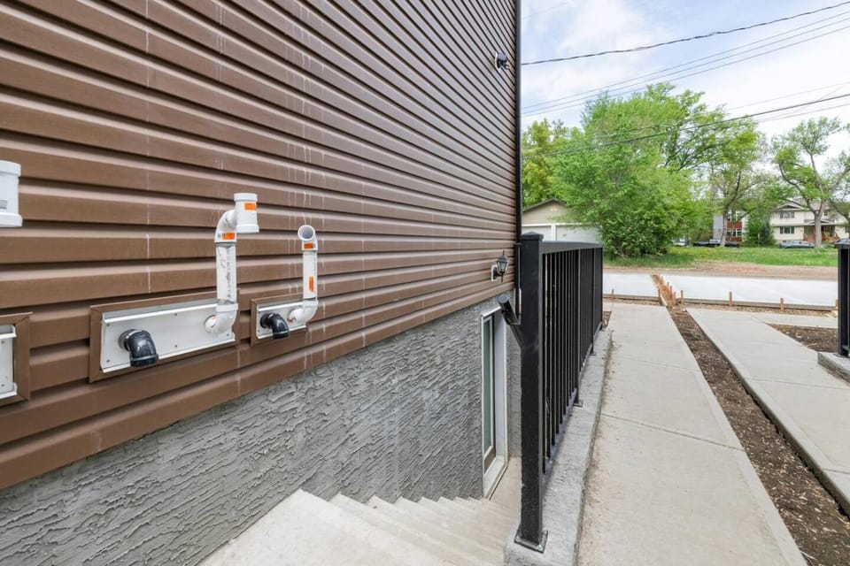 Stylish 1BR Guest Suite | Near UofA, Whyte & DT Bed and Breakfast in Edmonton