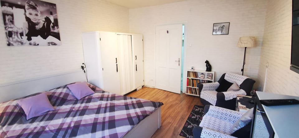 Bed, TV and multimedia, Bedroom