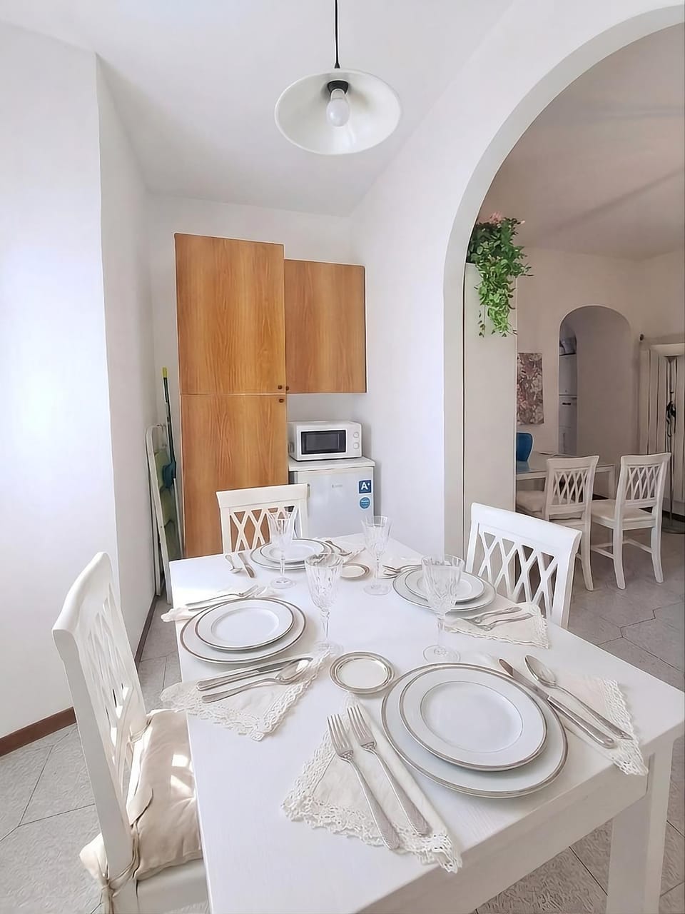Kitchen or kitchenette, Dining area
