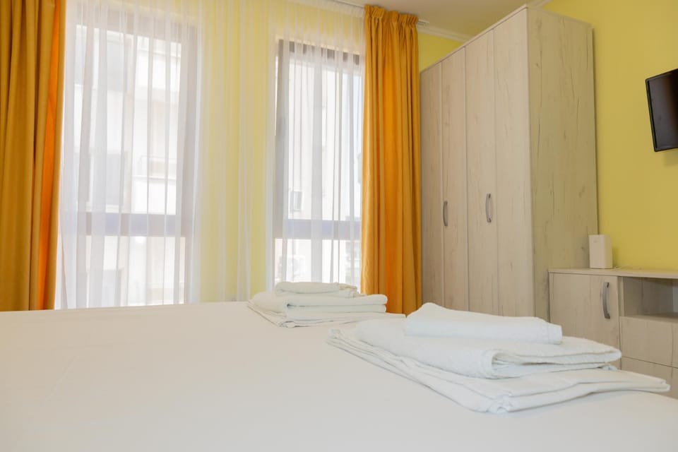 Bed, TV and multimedia, Photo of the whole room, Bedroom, towels, wardrobe