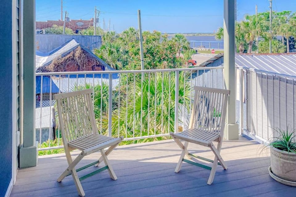 Waterfront apartment with lovely views in walkable location Apartment in Apalachicola