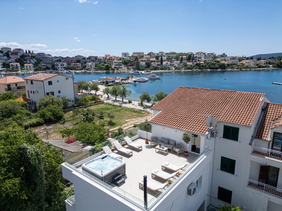Bird's eye view, Hot Tub, City view, Mountain view, Sea view, Location
