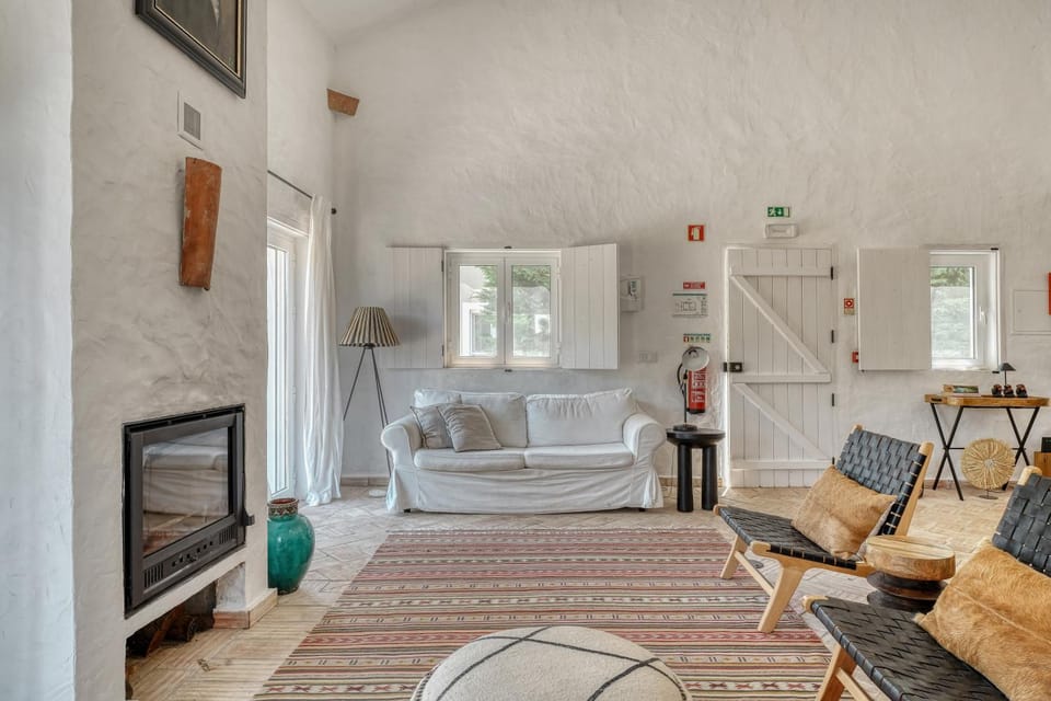 TV and multimedia, Living room, Seating area, internet, air conditioner