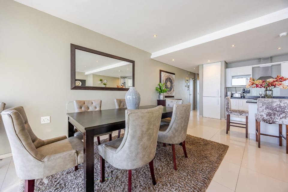 Stunning 10th floor 2-bedroom w Ocean Views- Blouberg Apartment in Cape Town