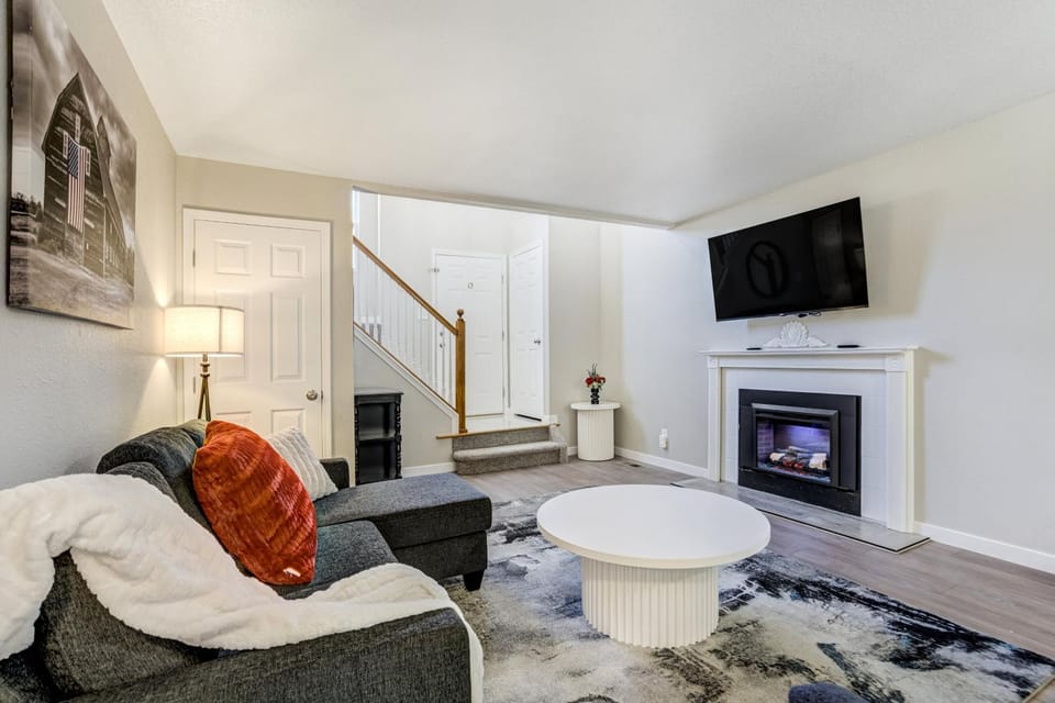 Modern Springs Basecamp - Pet Friendly with Yard House in Colorado Springs