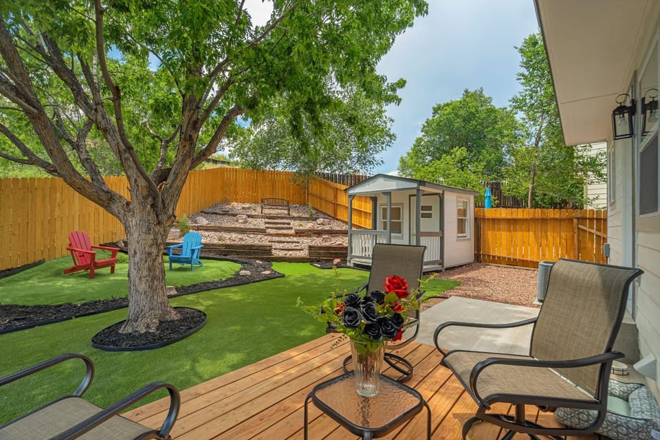 Modern Springs Basecamp - Pet Friendly with Yard House in Colorado Springs