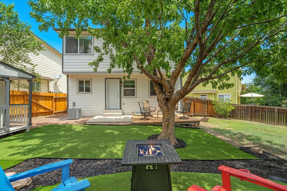 Modern Springs Basecamp - Pet Friendly with Yard House in Colorado Springs