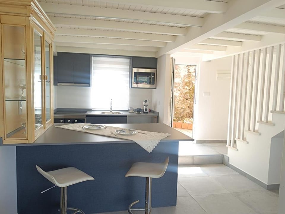 Kitchen or kitchenette, Dining area, stove