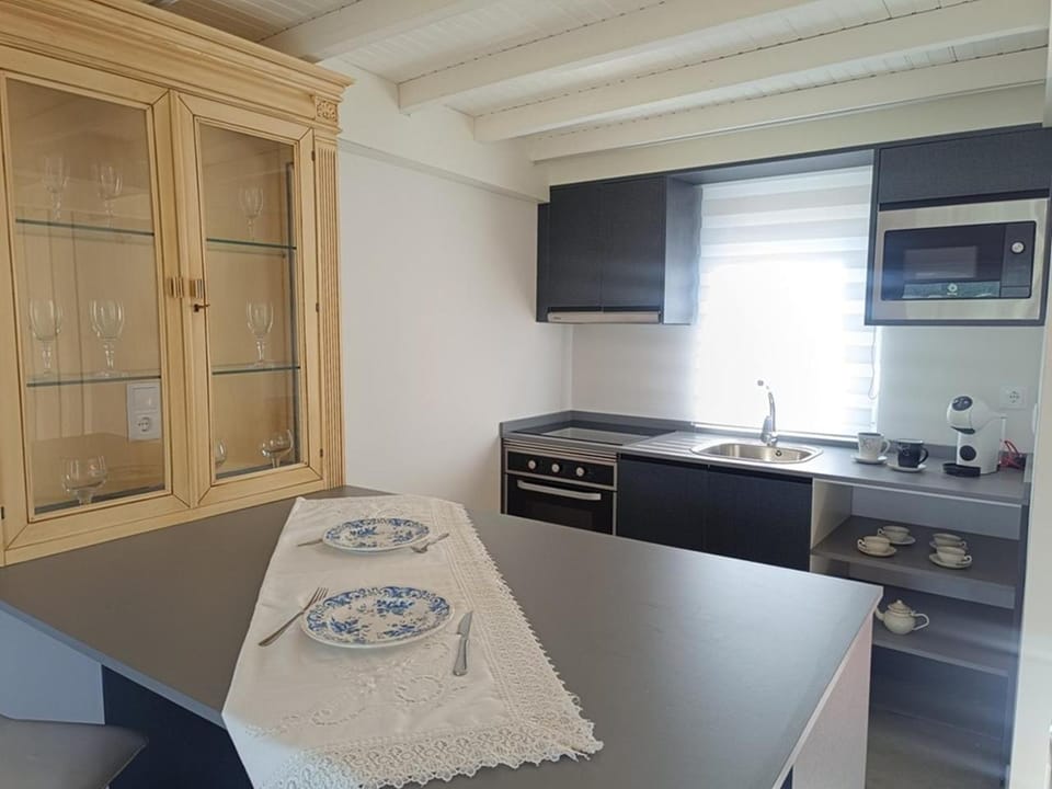 Kitchen or kitchenette, Dining area, oven, stove