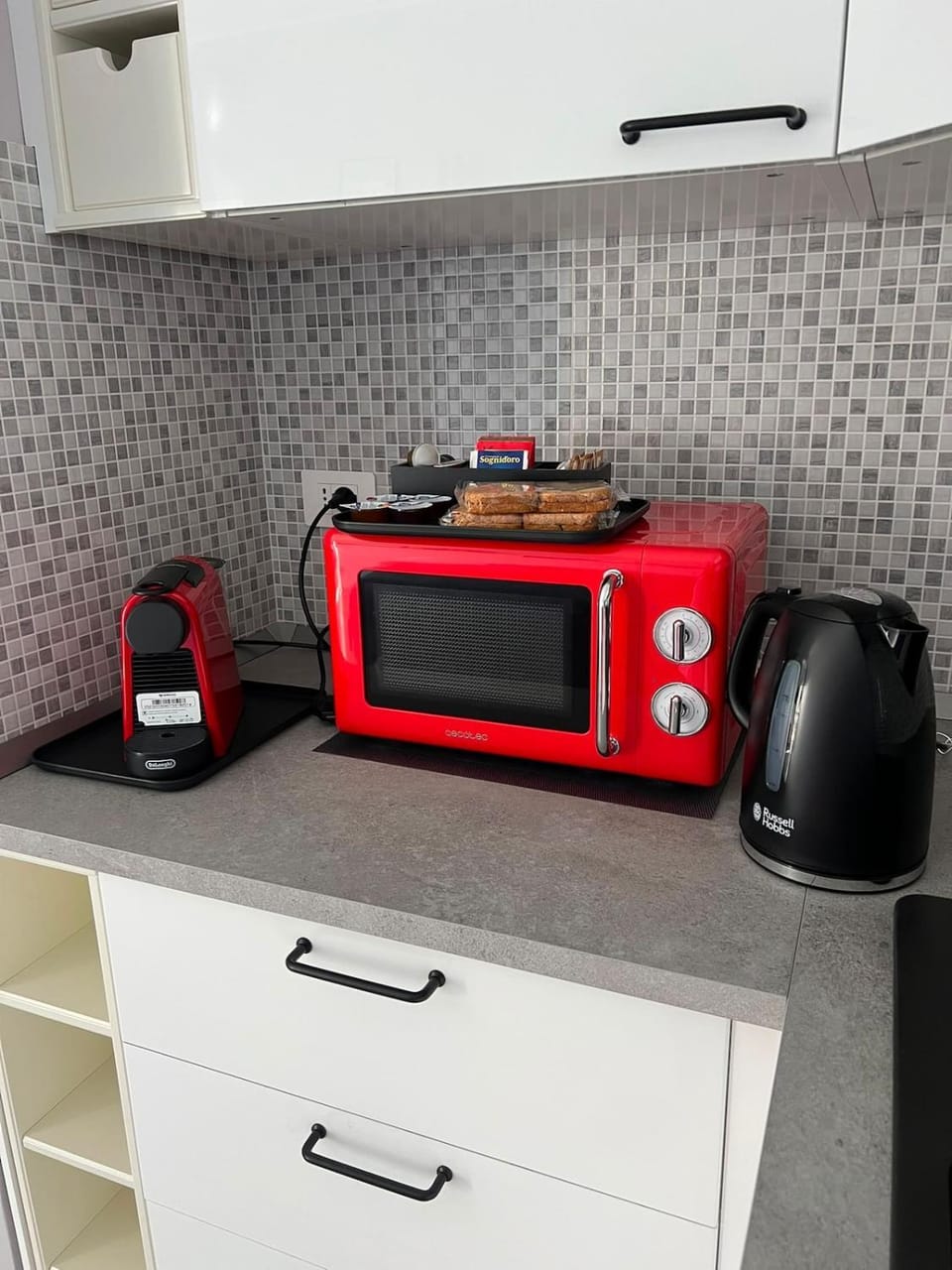 Coffee/tea facilities, Kitchen or kitchenette, stove, toaster