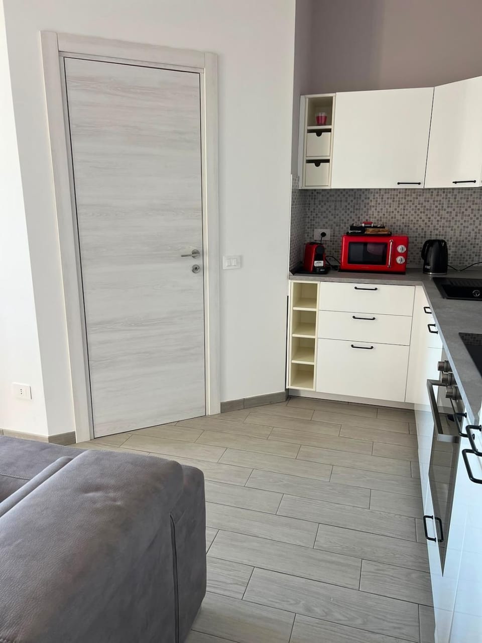 Kitchen or kitchenette, dishwasher, stove