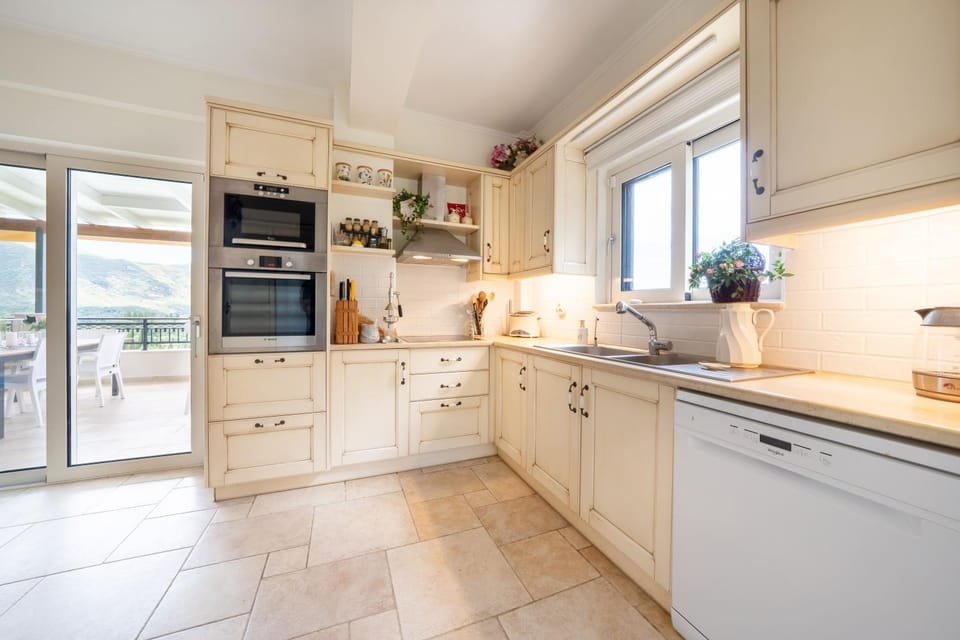 Kitchen or kitchenette, dishwasher, toaster