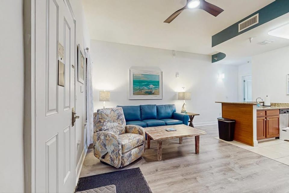 Cozy coastal condo with shared pool & hot tub and beach access-dog friendly House in Carillon Beach