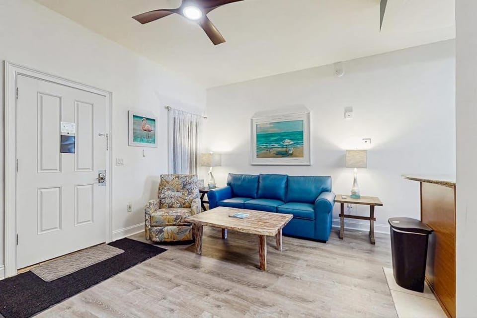 Cozy coastal condo with shared pool & hot tub and beach access-dog friendly House in Carillon Beach