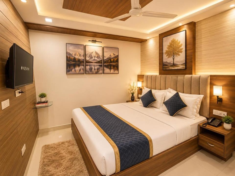 Property building, Communal lounge/ TV room, Bed, TV and multimedia, Photo of the whole room, Evening entertainment, Bedroom