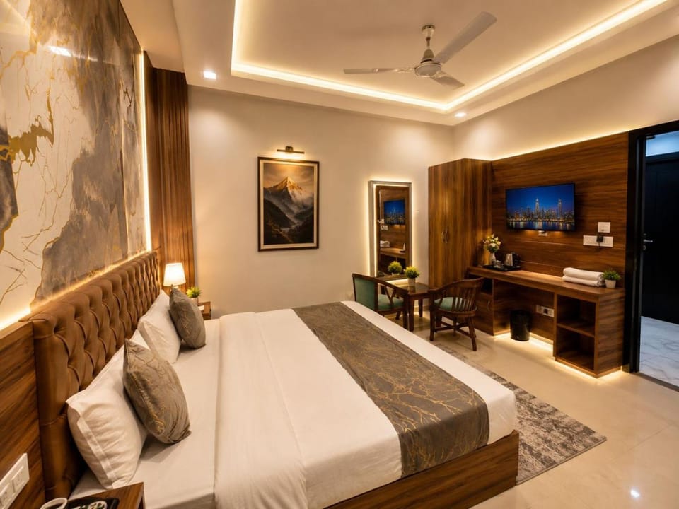 Property building, Bed, TV and multimedia, Living room, Photo of the whole room, Seating area, Bedroom