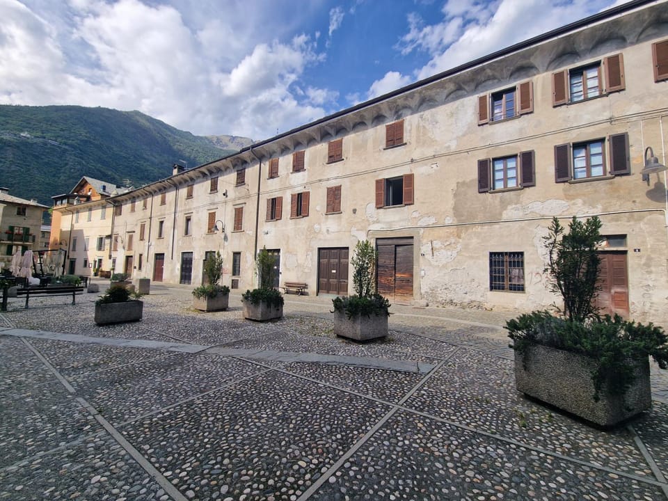 Property building, Street view, Street view, Quiet street view