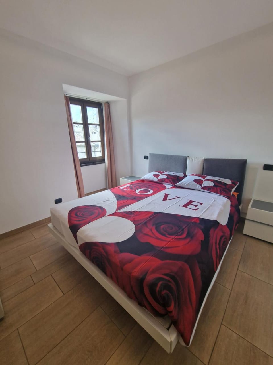 Bed, TV and multimedia, Photo of the whole room, Bedroom