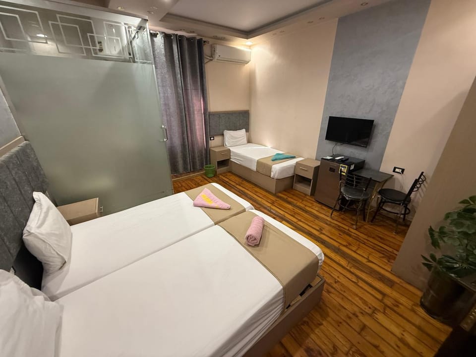 Property building, Restaurant/places to eat, Bed, TV and multimedia, Living room, Photo of the whole room, Seating area, Bedroom, Breakfast, towels