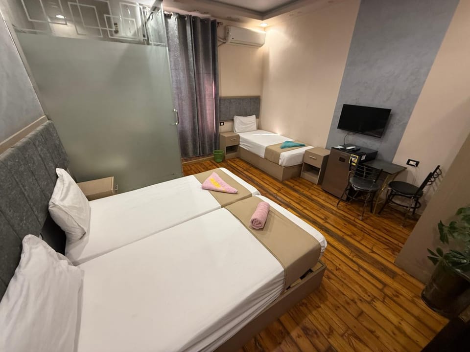 Bed, TV and multimedia, Photo of the whole room, Seating area, Bedroom, towels