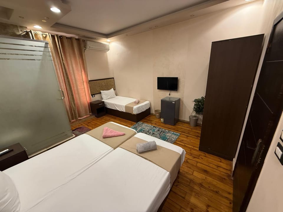 Bed, TV and multimedia, Photo of the whole room, Bedroom, towels, wardrobe, air conditioner