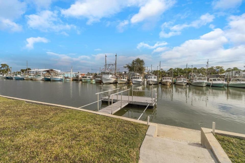 Bimini Breeze Retreat-Direct Gulf Access, Dock, Arcade Games, Fire Pit House in Hernando Beach