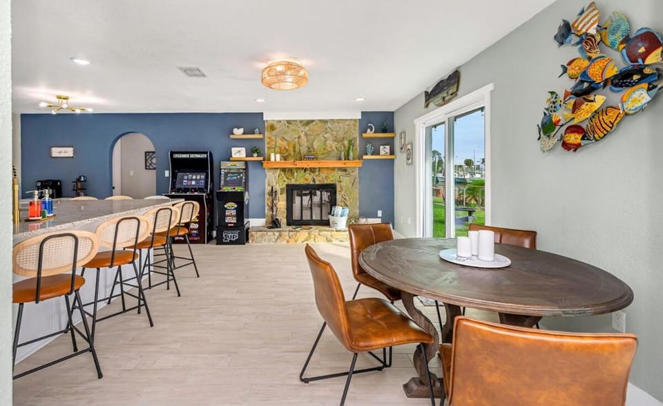 Bimini Breeze Retreat-Direct Gulf Access, Dock, Arcade Games, Fire Pit House in Hernando Beach