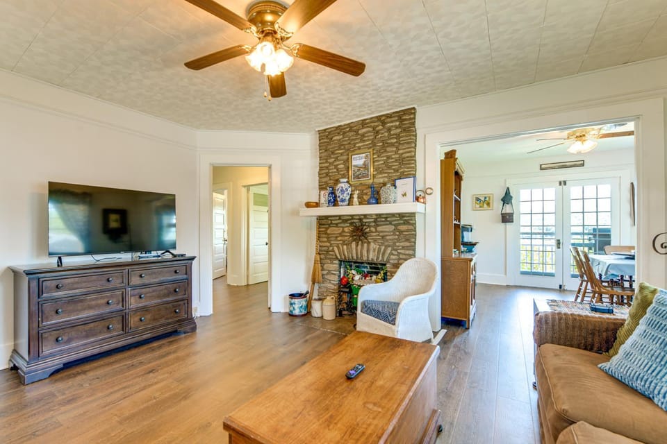Balcony w/ Stunning View! Lake Junaluska Retreat House in Lake Junaluska