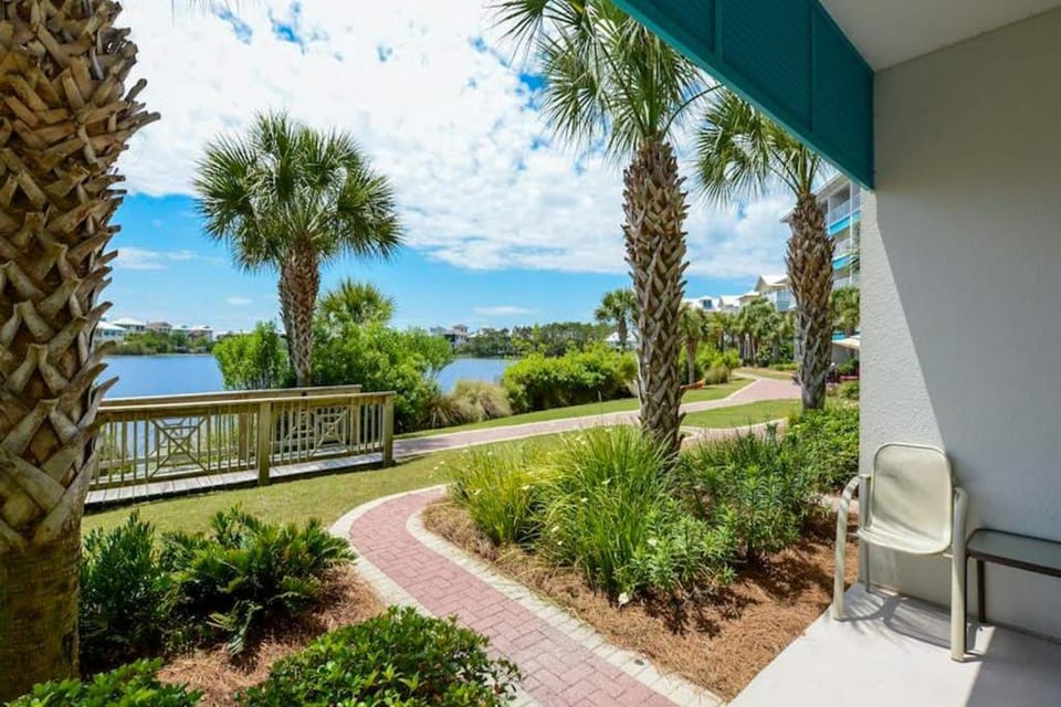 Lakefront ground-floor condo with pools & hot tubs - walk to the beach Apartment in Carillon Beach