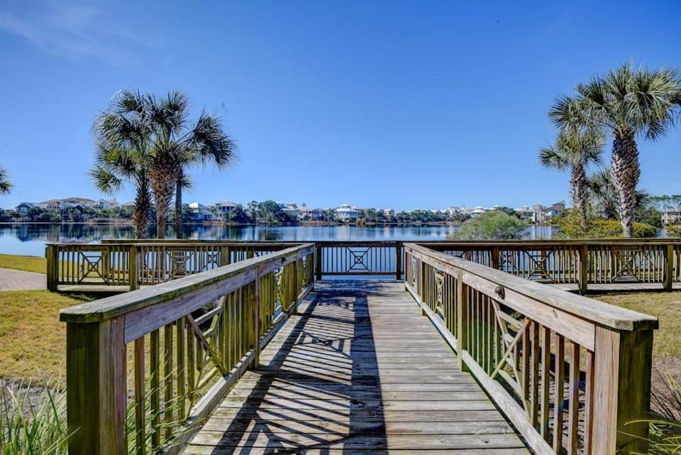 Lakefront ground-floor condo with pools & hot tubs - walk to the beach Apartment in Carillon Beach