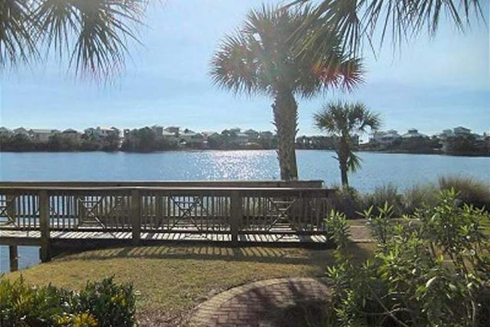 Lakefront ground-floor condo with pools & hot tubs - walk to the beach Apartment in Carillon Beach