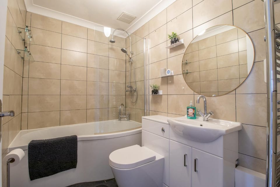 Shower, Toilet, Bathroom, Bath, towels