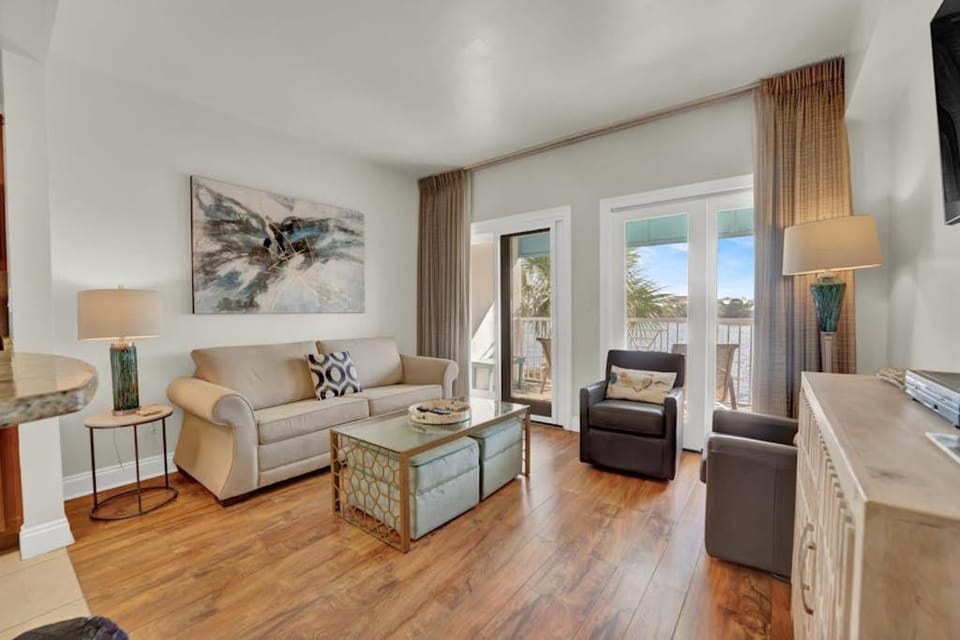 Stunning lake-view condo with private balcony pools hot tub & private beach Apartment in Carillon Beach