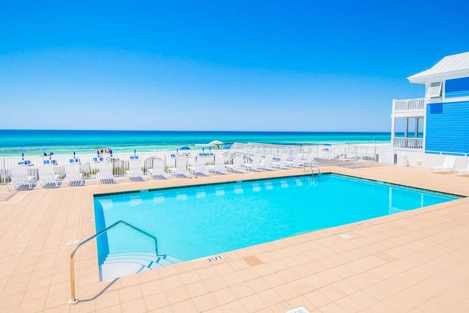 Stunning lake-view condo with private balcony pools hot tub & private beach Apartment in Carillon Beach