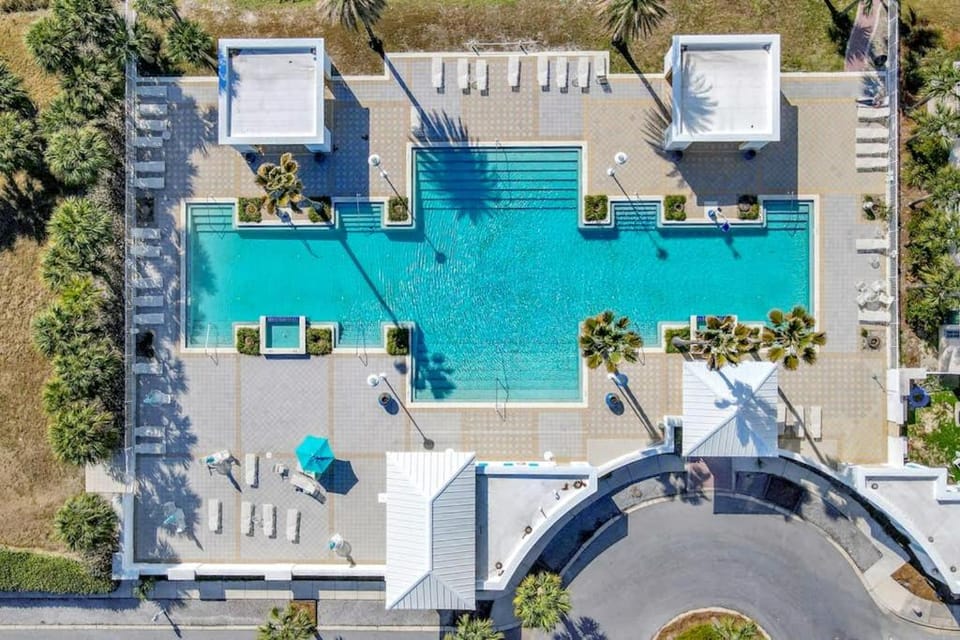 Stunning lake-view condo with private balcony pools hot tub & private beach Apartment in Carillon Beach