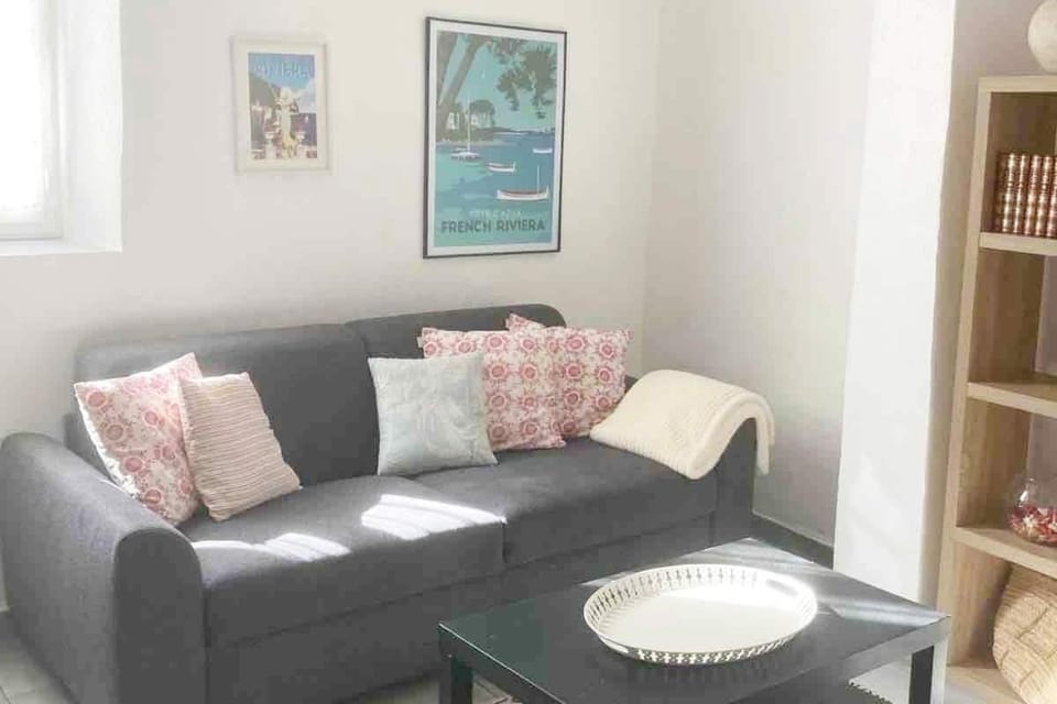 Cosy Air-Conditioned Studio in Old Antibes, Walk to Beach & Market Apartment in Antibes