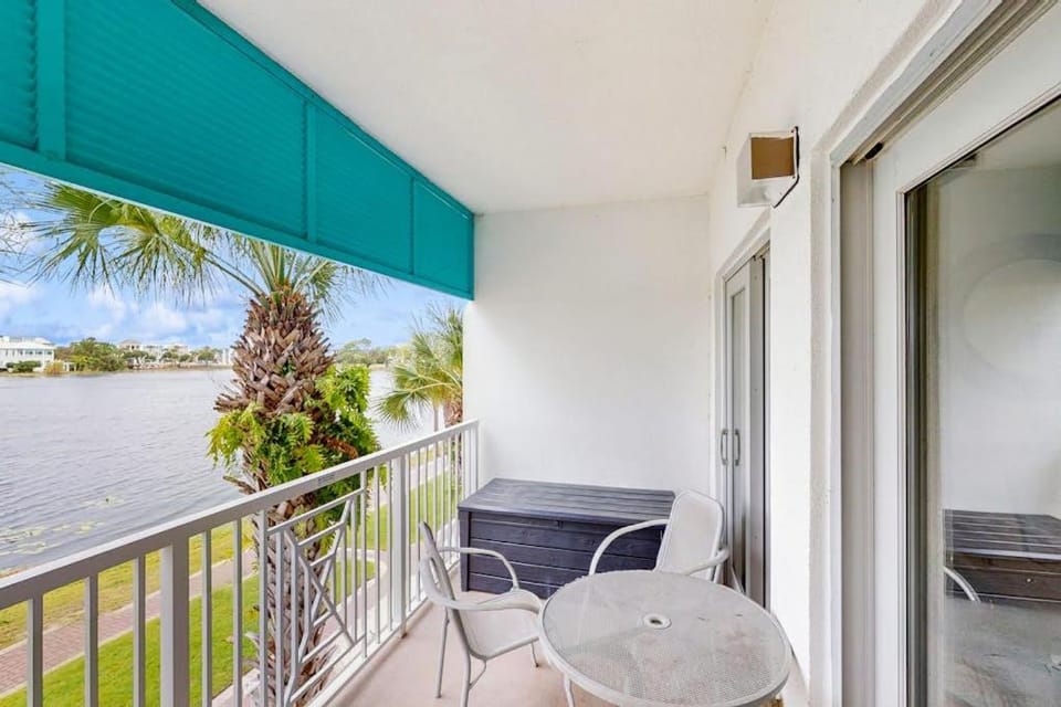 Upscale condo with pools private beach access hot tubs & tennis - dog-friendly Apartment in Carillon Beach