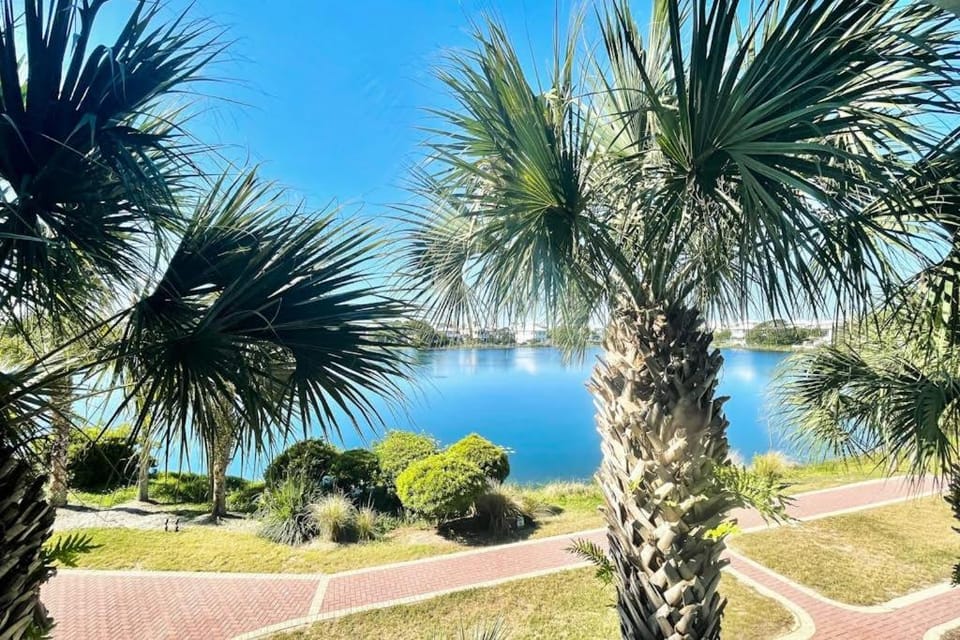 Upscale condo with pools private beach access hot tubs & tennis - dog-friendly Apartment in Carillon Beach