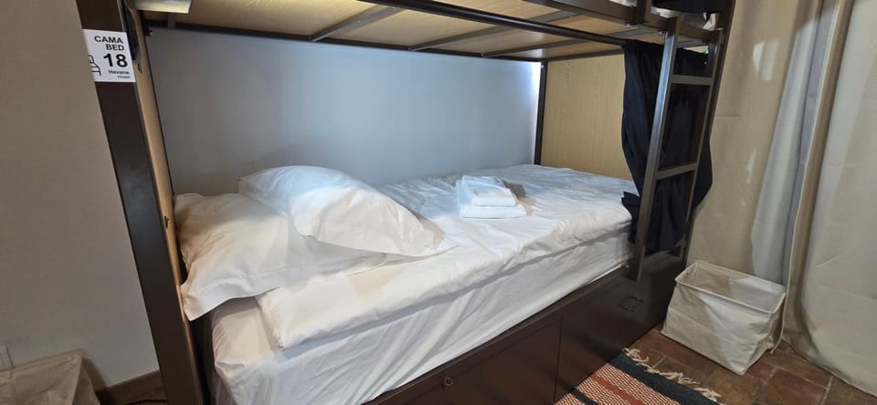 Bed, Bedroom, bunk bed, towels