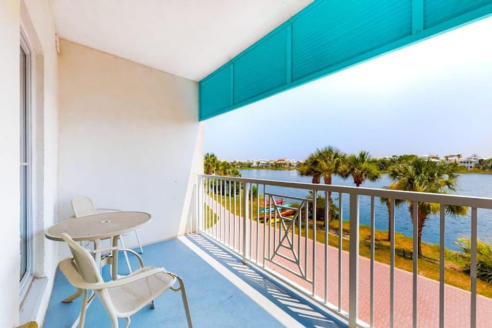 Stylish condo with lake views bike rentals & pools - walk to the beach Apartment in Carillon Beach