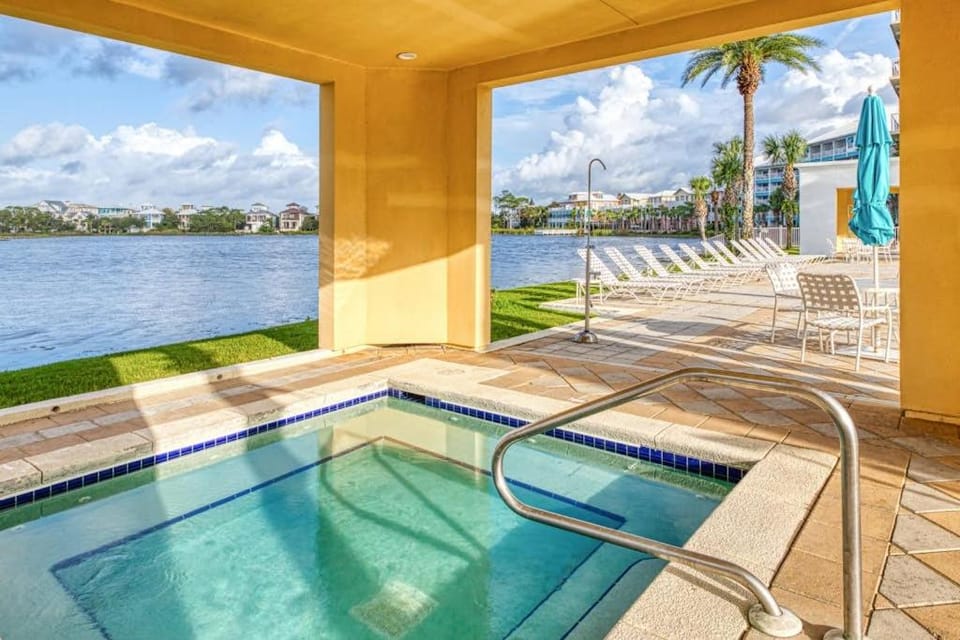 Sunset-view dog-friendly condo w balcony overlooking water beach access pool & hot tub Apartment in Carillon Beach