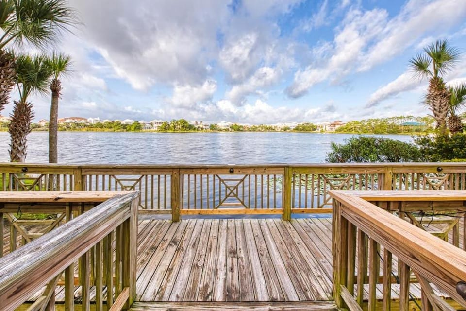 Sunset-view dog-friendly condo w balcony overlooking water beach access pool & hot tub Apartment in Carillon Beach