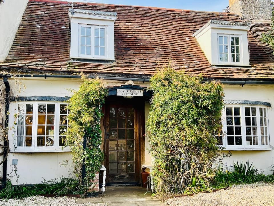 Bright Seaside Cottage with Views Over the Estuary House in Mersea Island