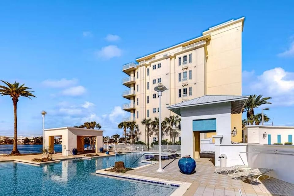 Boutique studio walking distance to the Gulf- resort pools & amenities Apartment in Carillon Beach