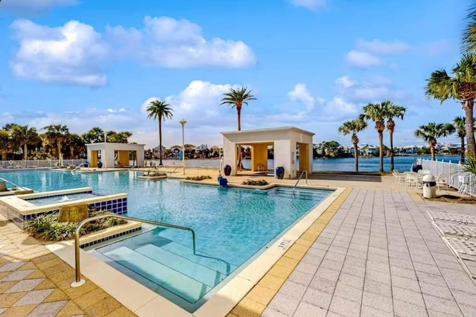 Boutique studio walking distance to the Gulf- resort pools & amenities Apartment in Carillon Beach