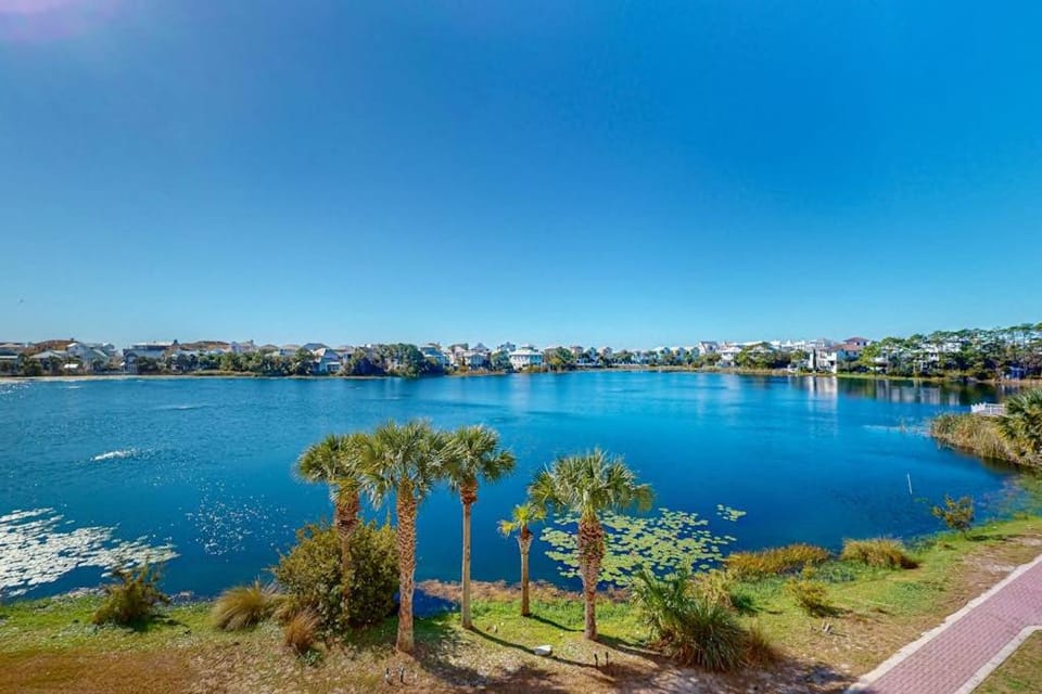 Gorgeous & cozy waterfront efficiency w shared pools hot tubs & beach access Apartment in Carillon Beach