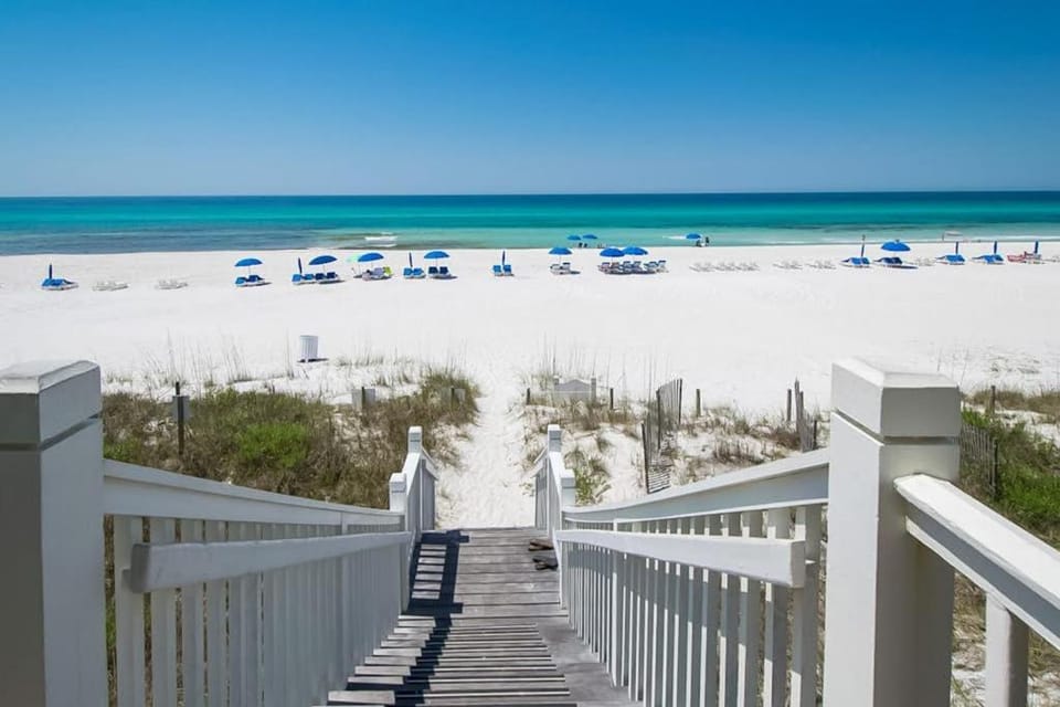 Gorgeous & cozy waterfront efficiency w shared pools hot tubs & beach access Apartment in Carillon Beach
