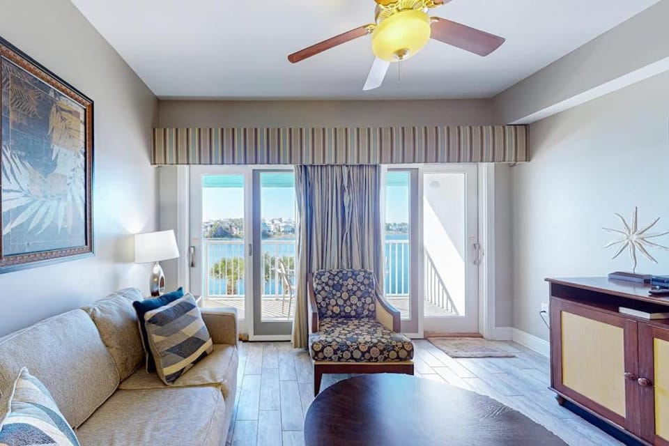 Gorgeous & cozy waterfront efficiency w shared pools hot tubs & beach access Apartment in Carillon Beach